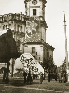 De bolsjewieken bedekken officiële gebouwen met hun kunst, St. Petersburg (sepia foto)